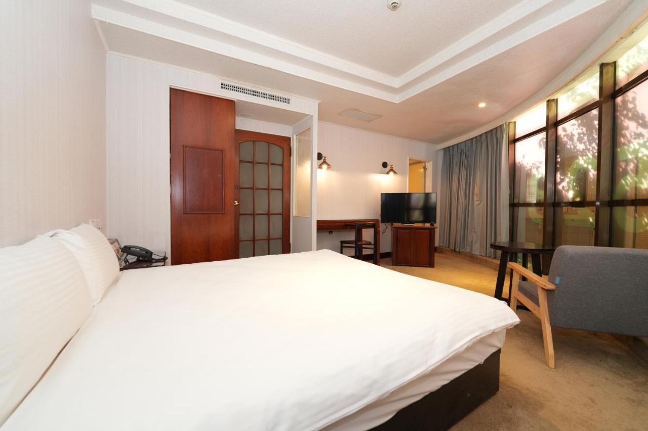 Meworld Hotel - Sanchong Taipei Exterior foto
